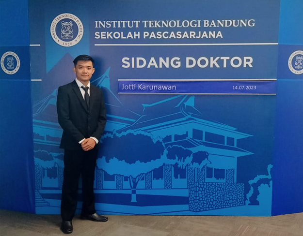 Jotti Karunawan Lulusan  Program Doktor Teknologi Nano pertama di Indonesia
